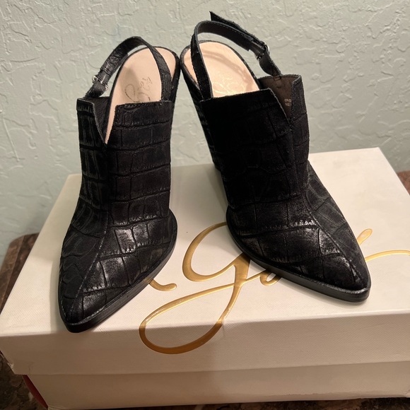 Kim Pointed Toe Slingback Pump
42 GOLD - Picture 3 of 9